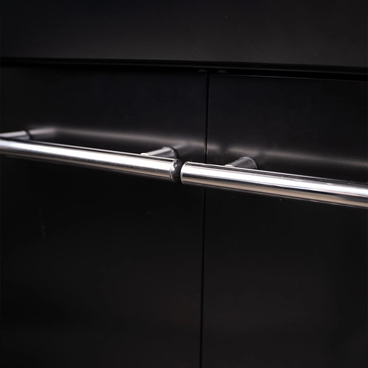 SANTOS S-518 Mit Seiten- Und Heckbrenner, Schwarz, Inkl. Drehspieß, Rostheber & Silikonablage 13 SANTOS S-518 Mit Seiten- Und Heckbrenner, Schwarz, Inkl. Drehspieß, Rostheber & Silikonablage – Bild 11