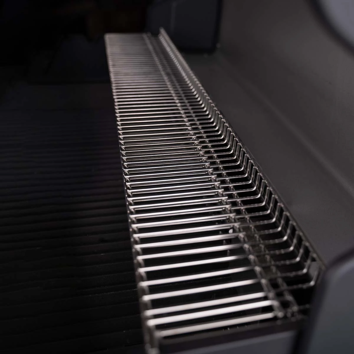 SANTOS S-518 Mit Seiten- Und Heckbrenner, Schwarz, Inkl. Drehspieß, Rostheber & Silikonablage 5 SANTOS S-518 Mit Seiten- Und Heckbrenner, Schwarz, Inkl. Drehspieß, Rostheber & Silikonablage – Bild 3