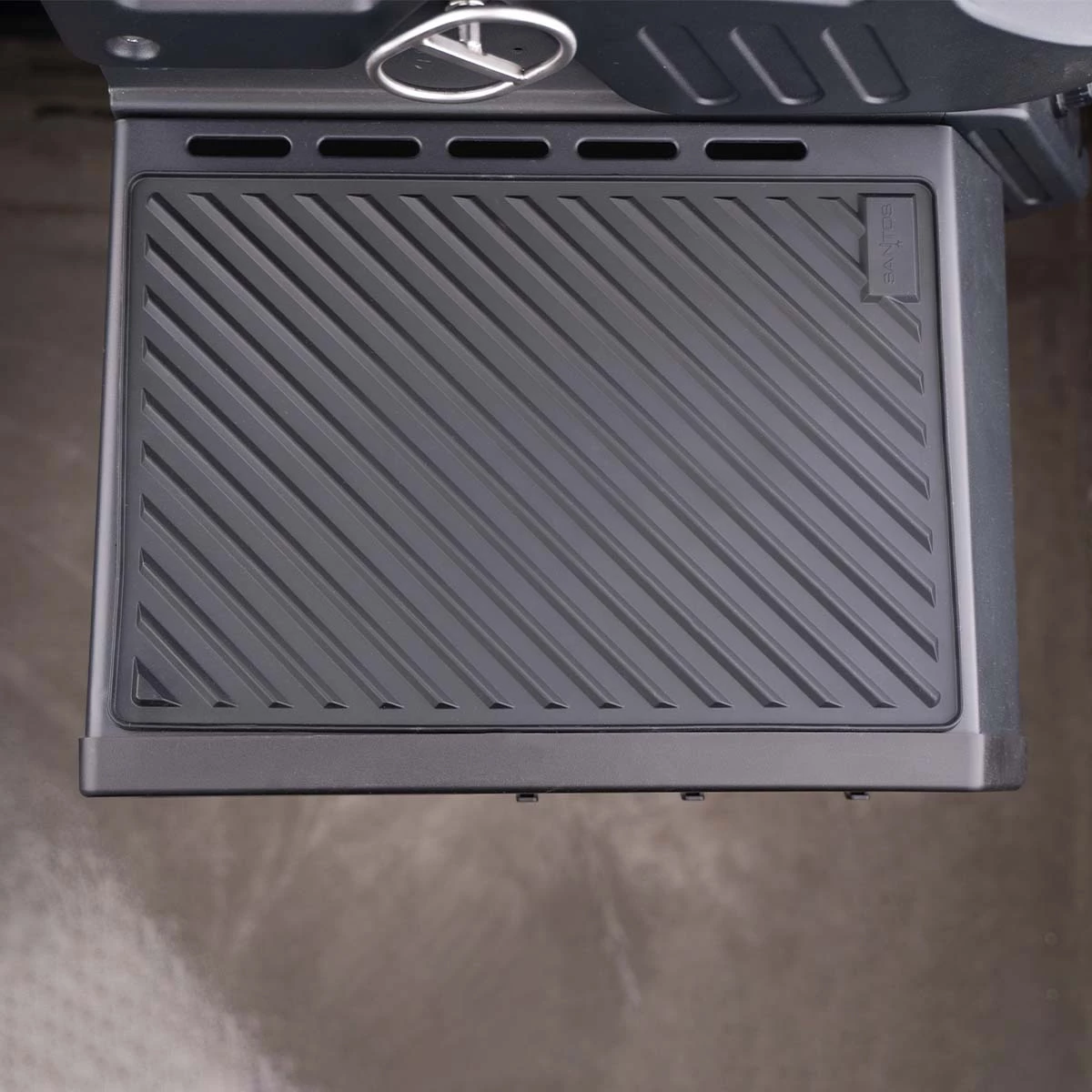 SANTOS S-518 Mit Seiten- Und Heckbrenner, Schwarz, Inkl. Drehspieß, Rostheber & Silikonablage 14 SANTOS S-518 Mit Seiten- Und Heckbrenner, Schwarz, Inkl. Drehspieß, Rostheber & Silikonablage – Bild 12