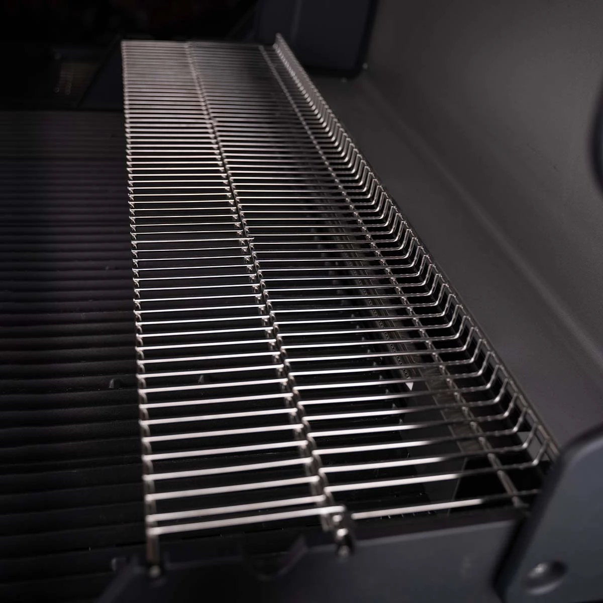 SANTOS S-518 Mit Seiten- Und Heckbrenner, Schwarz, Inkl. Drehspieß, Rostheber & Silikonablage 12 SANTOS S-518 Mit Seiten- Und Heckbrenner, Schwarz, Inkl. Drehspieß, Rostheber & Silikonablage – Bild 10