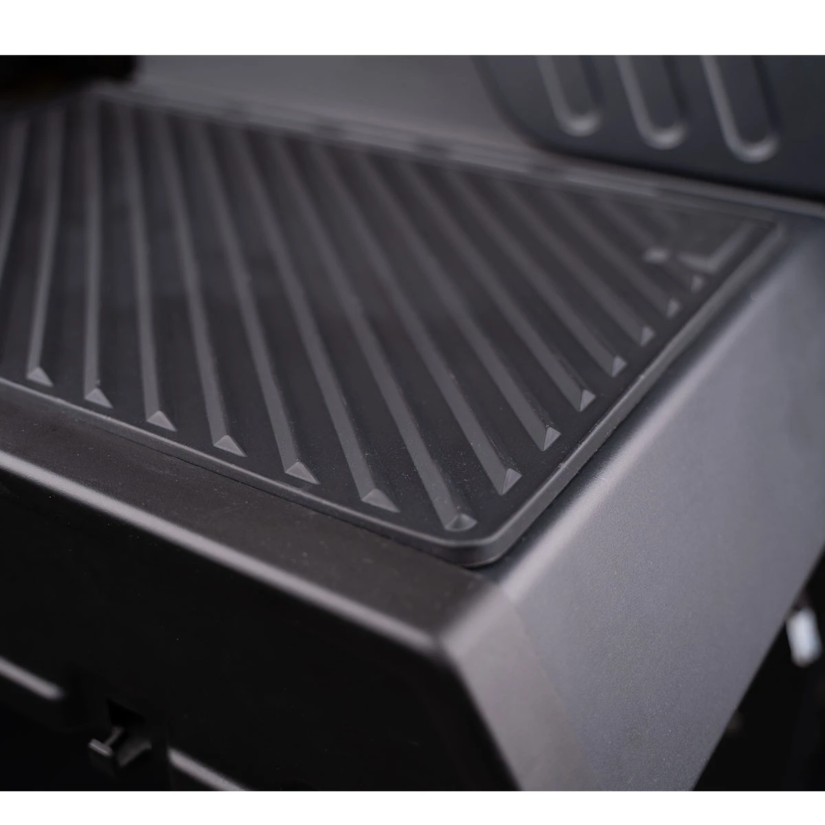 SANTOS S-518 Mit Seiten- Und Heckbrenner, Schwarz, Inkl. Drehspieß, Rostheber & Silikonablage 9 SANTOS S-518 Mit Seiten- Und Heckbrenner, Schwarz, Inkl. Drehspieß, Rostheber & Silikonablage – Bild 7