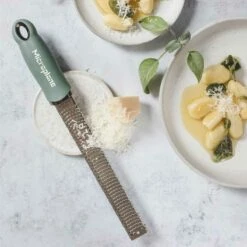 Microplane Premium Reibe / Zester, Eukalyptus Grün -Santos Grills Verkaufsladen microplane premium reibe zester eukalyptus gruen f5b418ee93cb819ce7cdd7117b5a77b9