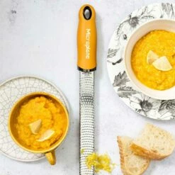 Microplane Premium Reibe / Zester, Senfgelb -Santos Grills Verkaufsladen microplane premium reibe zester senfgelb 45b19290ea5184e4cabe9f5d803fed78