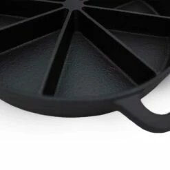 SANTOS Wedge Pan Mit Holz-Serviertablett Ø 21,5cm - Höhe: 3 Cm Gusseisen 16 SANTOS Wedge Pan Mit Holz-Serviertablett Ø 21,5cm - Höhe: 3 Cm Gusseisen -Santos Grills Verkaufsladen santos wedge pan mit holz serviertablett 21 5 x 3 cm gusseisen pfanne detailaufnahme 2853f3ec7411f0fce105875664212f21